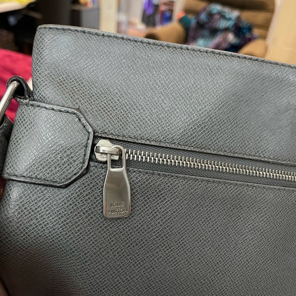 Authentic Louis Vuitton Tiaga Sasha shoulder bag grey glacier M83162 - Picture 2 of 7